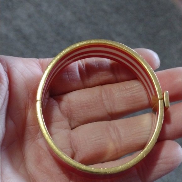 TOMMY BAHAMA PINK AND CRACKLED GOLD-TONE CLAMPER BANGLE 7.2" BRACELET - Picture 4 of 10